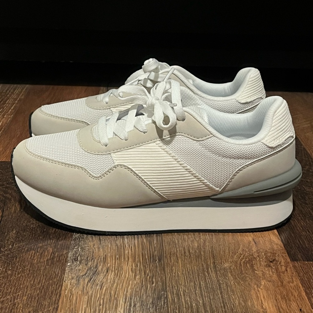 EUC WIDE Dream Pairs Comfy Women's Cream and White Sneakers - Picture 6 of 13